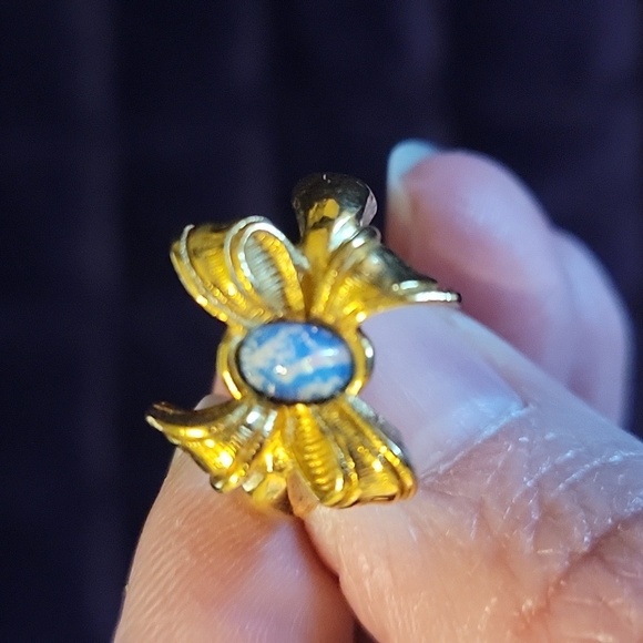 Vintage Avon Gold Bow Ring with Blue Gem - Picture 4 of 8